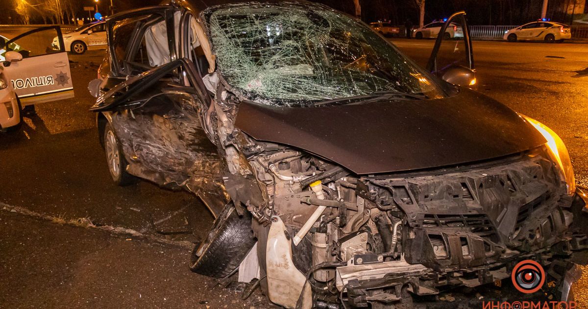 У Дніпрі зіткнулися Mercedes і Renault: автівки розбилися вщент, двох постраждалих ушпиталили
