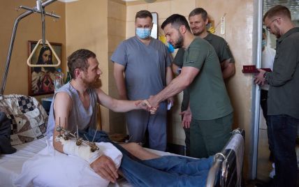 Наши герои: во Львовской области Зеленский посетил в больнице раненых военных (фото)