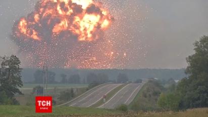 Мощные взрывы на военном складе в Калиновке снял корреспондент Reuters