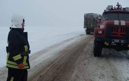 Через негоду рух транспорту обмежили ще у двох областях України