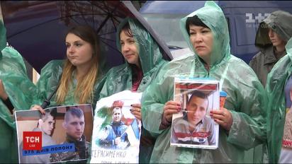 Родичі полонених військових досі надіються повернути до дому своїх близьких