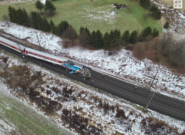 У Чехії пасажирський потяг протаранив тягач з буровою установкою / Фото: IDNES