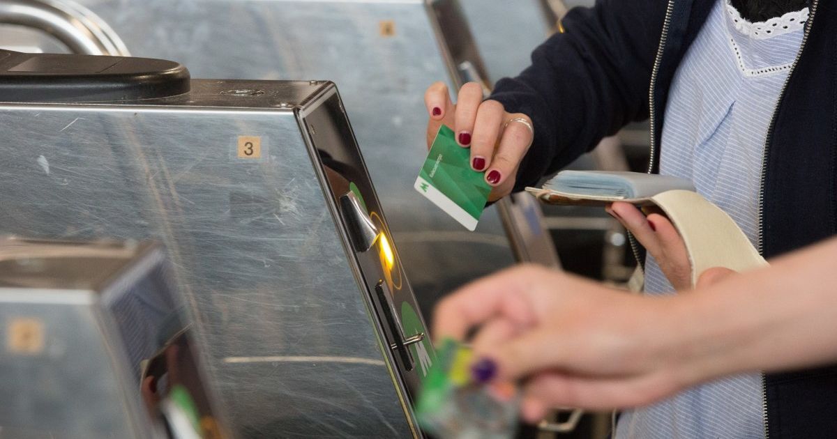 У Києві на станціях метро тимчасово не працюють комплекси самообслуговування.