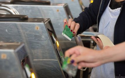 Завершується термін дії "зелених" карток в метро: як можна буде сплачувати проїзд