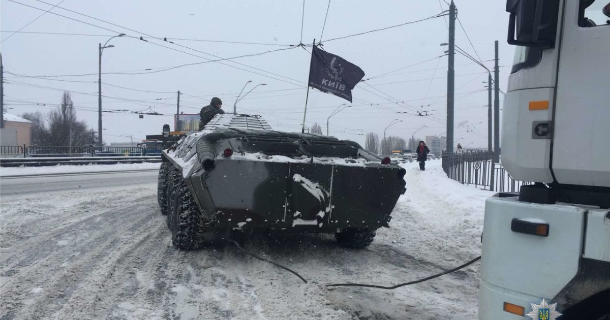 БТР помогает грузовикам в Киеве