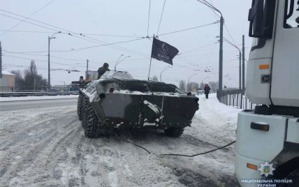 В Киеве полиция на БТРах вытягивает грузовики из снега