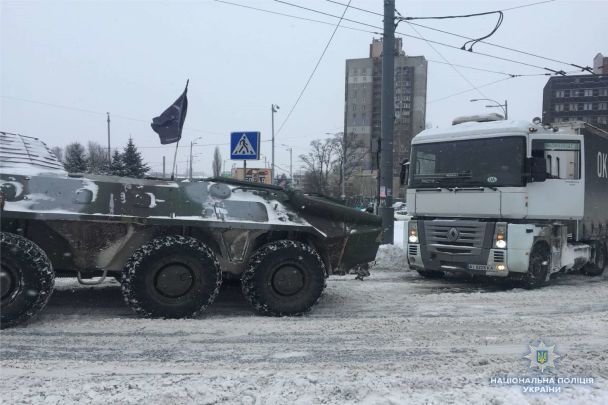 БТР помогает грузовикам в Киеве