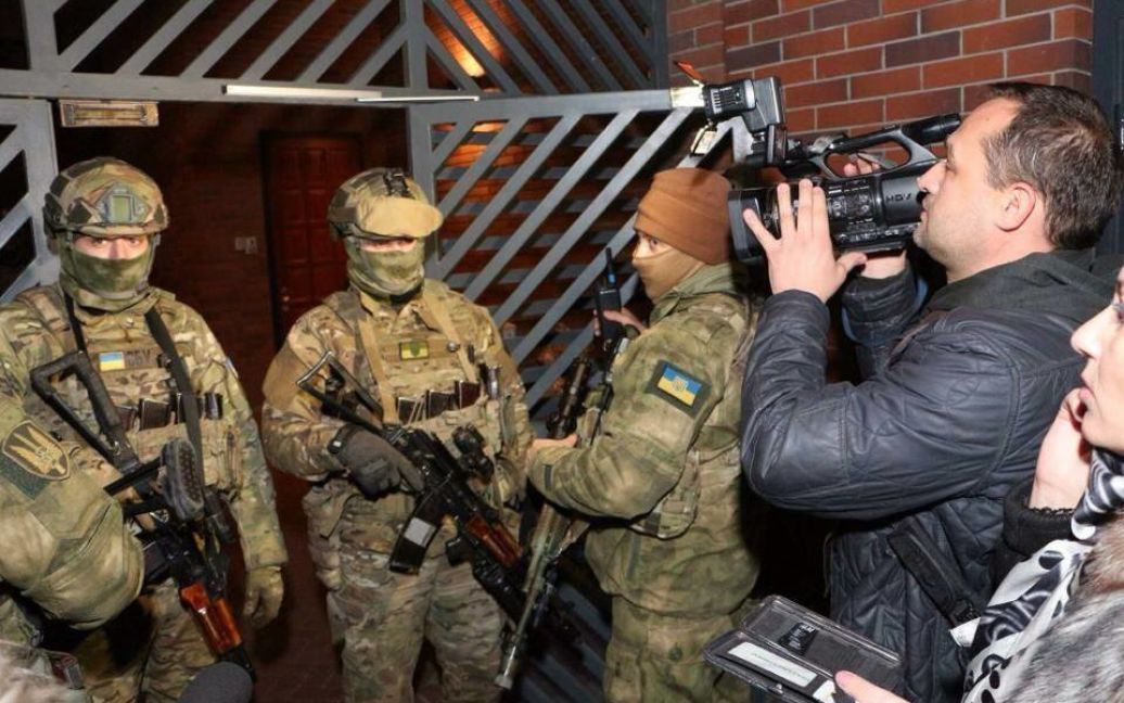 Корбана вывезли из дома на переполненной спецназовцами скорой / © УКРОП/Facebook