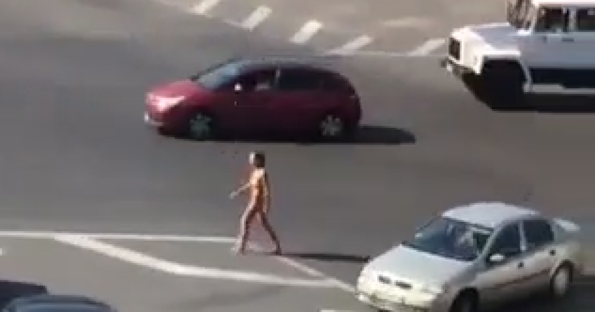 В Киеве на площади Победы разгуливала обнаженная женщина