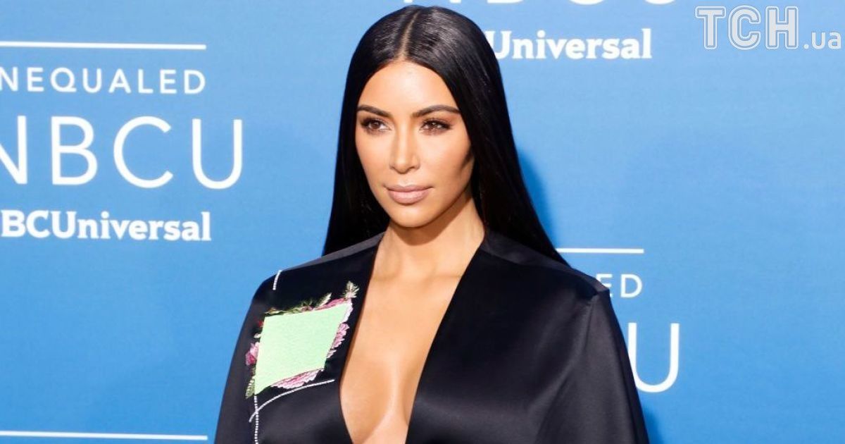 Смелая Ким Кардашян в прозрачной майке засветила голую грудь прямо посреди улицы