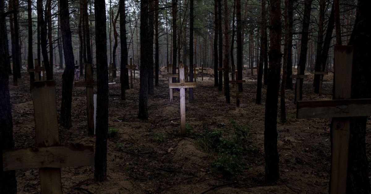 Может быть хуже Бучанской трагедии: под Изюмом нашли пять кладбищ замученных людей, среди которых - дети