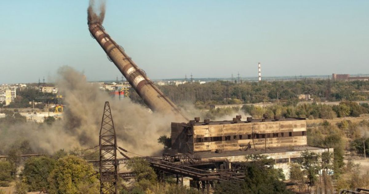 На "Запорожстали" демонтировали огромную трубу / © УНИАН