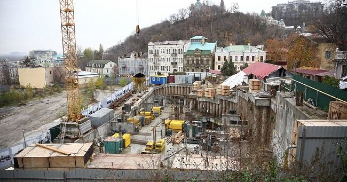 У Києві суд дозволив будівництво скандального готелю на Андріївському узвозі
