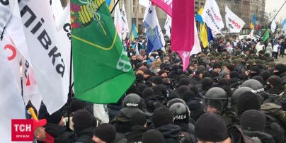 В Киеве на Майдане начались столкновения предпринимателей с полицией