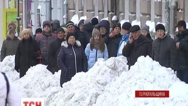 Заснеженные трассы, обесточены села, отменены авиарейсы: в Украине бушует непогода