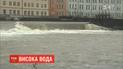 По меньшей мере один человек стал жертвой сильных наводнений, которые обрушились на юг Германии