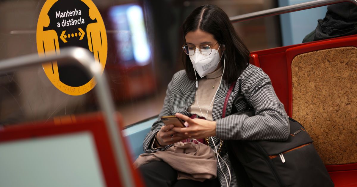 Ученые выяснили, что защитные маски делают людей более привлекательными: почему и наиболее привлекают внимание противоположного пола