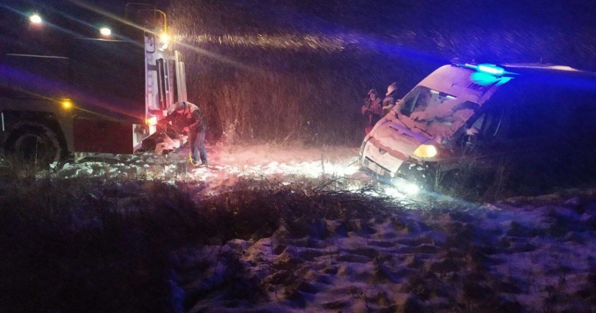 У Харківській області через снігопад швидка злетіла в кювет