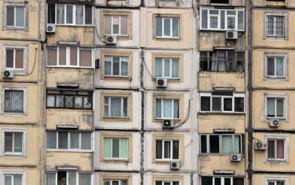 В Харькове школьница упала с девятого этажа дома