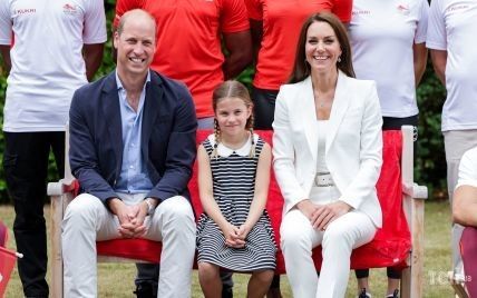 Уже трижды надевала его: герцогиня Кейт в белом костюме от Alexander McQueen с семьей приехала на Игры Содружества