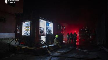 Вночі розбір завалів у знищеному російською атакою «Епіцентрі» у Харкові триває / © Суспільне
