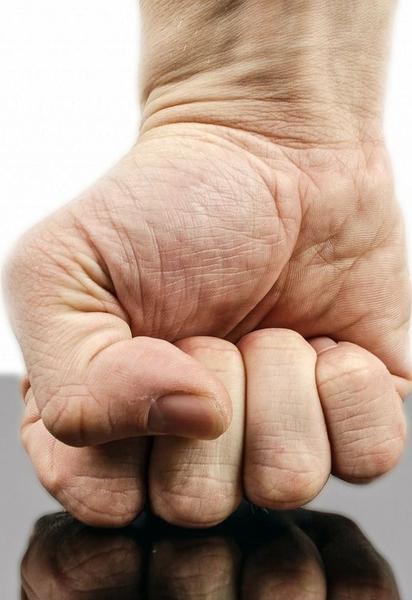 Підлітки валили військового на землю й били ногами