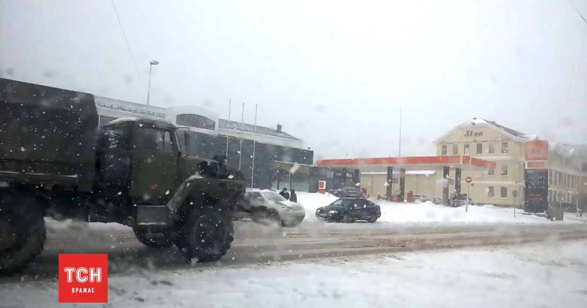 В Криму потужний снігопад залишив три десятки населених пунктів без світла
