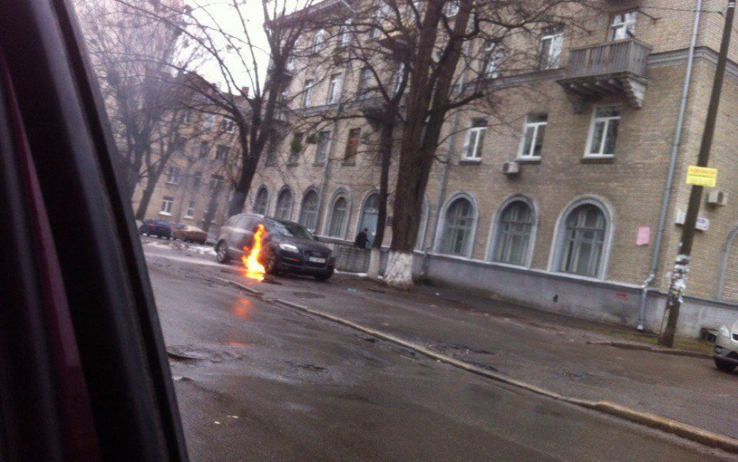 Машина взорвалась возле Соломенского суда в Киеве / © twitter/auto_kiev