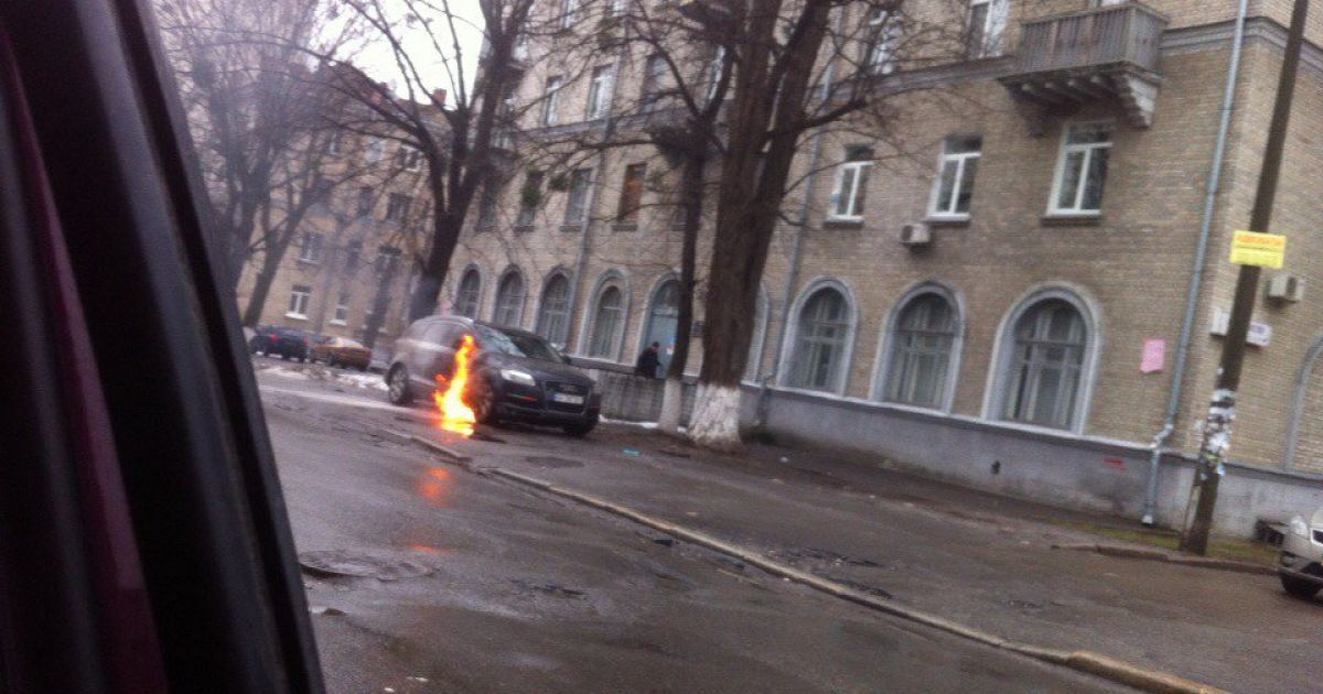 Машина взорвалась возле Соломенского суда в Киеве / © twitter/auto_kiev