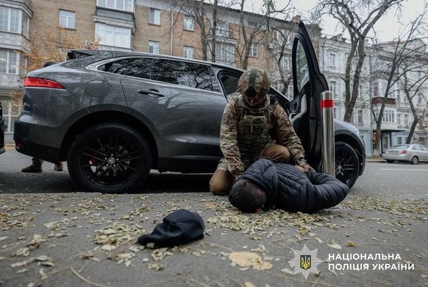 У Києві затримали «родича Єрмака», який за 100 тисяч доларів обіцяв роботу в ОП / © Національна поліція України