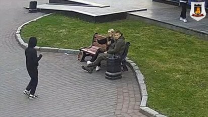 Девушка устроила стрельбу в центре Луцка: пуля попала в троллейбус