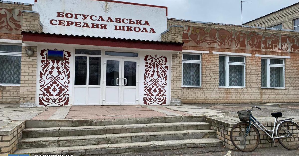 У школі під Ізюмом вилучили понад сотню російських підручників (фото)