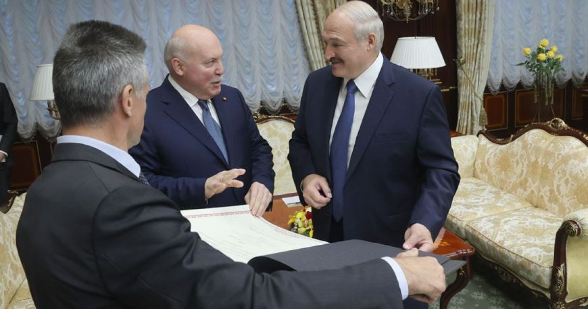 Посол РФ подарував Лукашенку карту білоруських губерній у складі Російської імперії