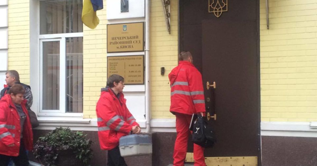 Суд над Корбаном закончился дракой, вызовом скорой и скандальной SMS-кой / © Фото Валерии Ковалинской/ТСН
