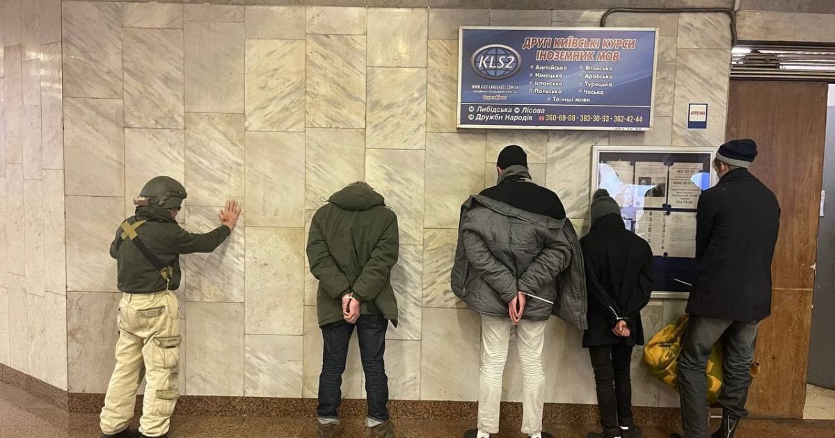 Прячутся в укрытие с оружием: в Киеве разоблачили пятерых диверсантов (фото)