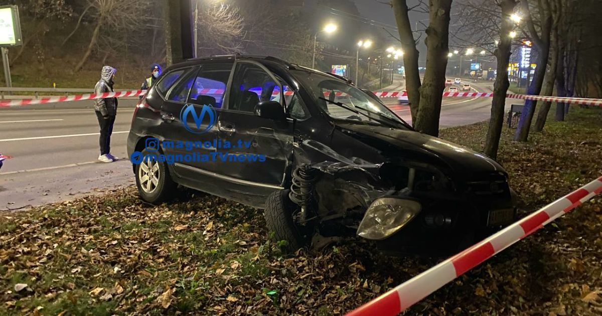 У Києві водій таксі знепритомнів за кермом, врізався у дерево та стовп