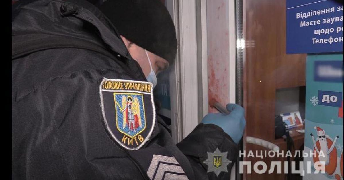 У Києві грабіжник з ножем обібрав кіоск з надання фінпослуг