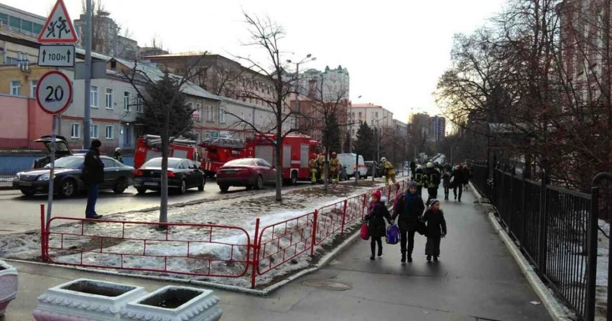 У центрі Києва в гімназії сталося задимлення, дітей евакуювали