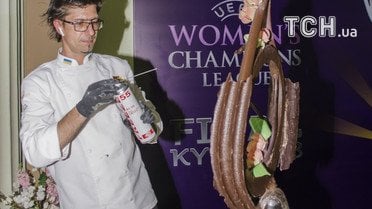 Благотворительный венский бал в Киеве, 21 апреля 2018 год. Шоколад'є Валентин Штефаньо за работой 
Фото - Юлия Желонкіна