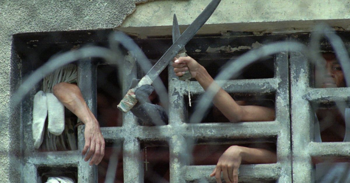В Венесуэле заключенные устроили кровавый бунт из-за карантина: погибли почти полсотни людей