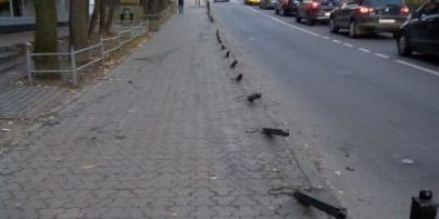 Таксист Uber зніс понад десяток металевих стовпців на тротуарі у Львові