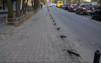 Таксист Uber зніс понад десяток металевих стовпців на тротуарі у Львові