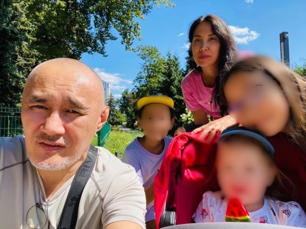 Айдос Садиков з дружиною Наталією та дітьми / Фото: Facebook-сторінка Наталії Садикової