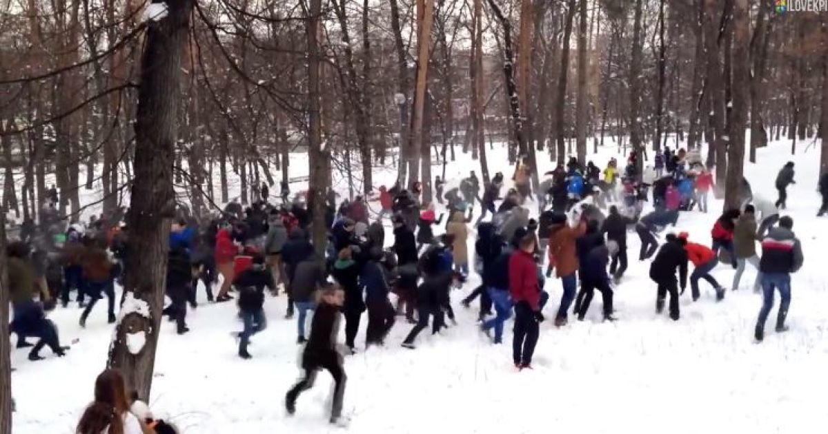 Молодь зігівалась грою у сніжки