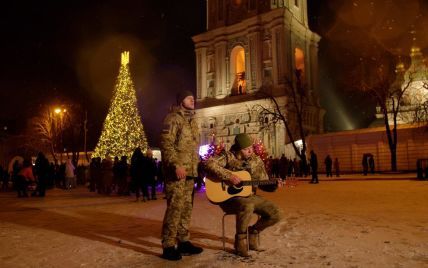 До мурах по шкірі: прикордонники в центрі столиці заспівали "Щедрик" (відео)