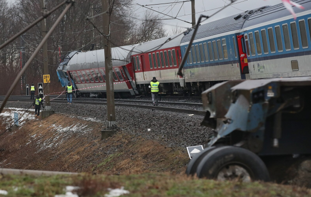 У Чехії пасажирський потяг протаранив тягач з буровою установкою / Фото: IDNES