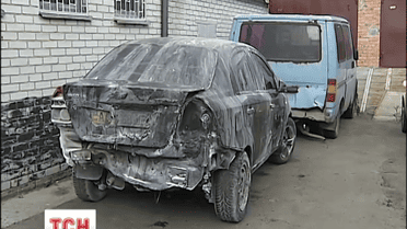 Три человека оказались в больнице из-за пожара на небольшом СТО в Киеве