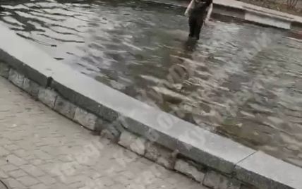 Открыл "пляжный" сезон: в фонтане ботанического сада Киева плавал мужчина (видео)