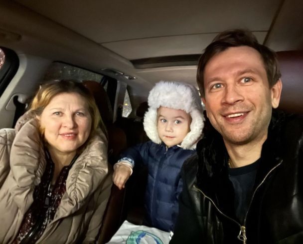 Дмитрий Ступка с мамой и дочкой / © instagram.com/stupka777
