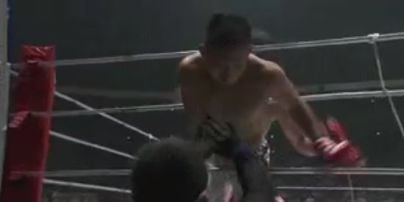 Японский боец обрушил на соотечественника шквал ударов: соперник попытался убежать с ринга во время боя (видео)